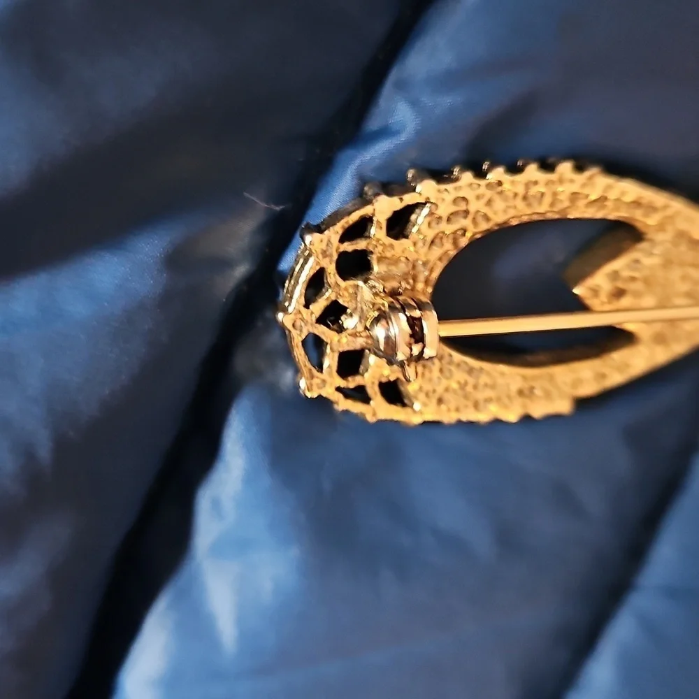 Elegant Gold and Pearl Brooch